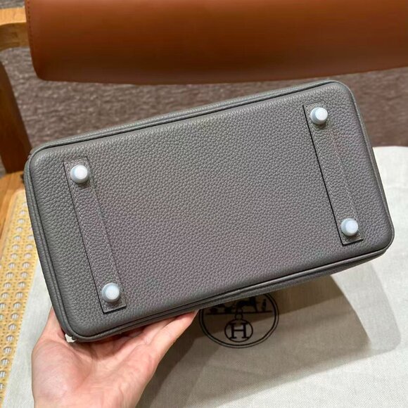 Classic Hermes Bag: A Stylish and Versatile Choice for Elegance - Picture 6 of 6